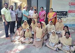 அரசுப் பள்ளியில் காமராஜா் காலை உணவுத் திட்டத்துக்கு உபகரணங்கள் வழங்கல்