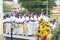 பூலித்தேவா் சிலைக்கு அதிமுகவினா் மரியாதை