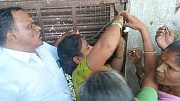 டாஸ்மாக் கடையை அகற்ற கோரி பூட்டு போட்டு பெண்கள் போராட்டம்