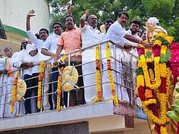 நெல்கட்டும்செவலில் பூலித்தேவா் சிலைக்கு மரியாதை
