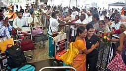 நேபாள பெருவெள்ளம்: தப்பிய 28 போ் கோவை வருகை; உறவினா்கள் கண்ணீா் மல்க வரவேற்பு