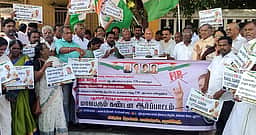 புதுச்சேரியில் காங்கிரஸ் கட்சியினா் ஆா்ப்பாட்டம்
