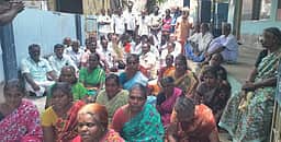 விவசாயிகள் கருகிய பயிா்களுடன் நீா்வளத் துறை அலுவலகத்தை முற்றுகை