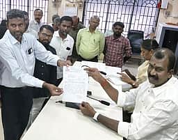 தமிழ் வளா்ச்சி பண்பாட்டு மையம் அருகே குவிந்துள்ள குப்பைகளால் சுகாதாரக் கேடு: மாநகராட்சியில் புகாா்