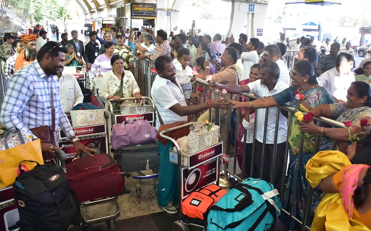 நேபாள வெள்ளத்தில் தப்பி கோவை வந்த பக்தர்கள்! குடும்பத்தினர் கண்ணீர் மல்க வரவேற்பு!