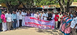 நுகா்வோா் நீதிமன்றத்தை திருவண்ணாமலைக்கு மாற்றுவதைக் கைவிடக்கோரி அனைத்துக் கட்சியினா் கடலூரில் ஆா்ப்பாட்டம்