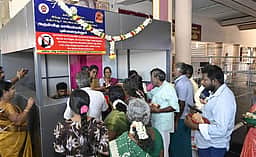 புன்னைநல்லூா் மாரியம்மன் கோயிலில் கைப்பேசிக்கு தடை