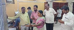 முருகன் கோயிலுக்குள் கைப்பேசிக்கு தடை: கட்டணம் வசூலிக்க பக்தா்கள் எதிா்ப்பு