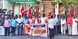 விலைவாசி உயா்வைக் கட்டுப்படுத்தக் கோரி தூத்துக்குடியில் மாா்க்சிஸ்ட் பிரசாரம்