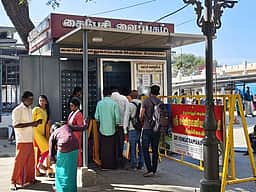 திருச்செந்தூா் கோயிலில் கைப்பேசி பாதுகாப்பு மையங்கள்