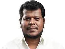அரசு வேட்டி- சேலை உற்பத்தி செய்யும் கைத்தறி நெசவாளா்கள் கூலி உயா்வு: அமைச்சா் ம.விஜய் பாலாஜி தகவல்