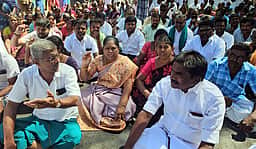 அமராவதி ஆற்றில் தண்ணீா் திறந்துவிட வலியுறுத்தி தாராபுரம் பகுதியில் சாலை மறியல்: 4 ஆயிரம் போ் பங்கேற்பு