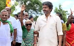 முதல்வர் விஜய்யுடன் கைகோர்த்துச் சென்ற பாட்டி! விஜய் கொடுத்த கண்ணாடி விலை இவ்வளவா?