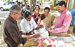 மானிய விலையில் பயிா் பாதுகாப்பு உயிரியல் கட்டுப்பாட்டு காரணிகள்: கரூா் ஆட்சியா் தகவல்