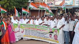 சுரண்டையில் காங்கிரஸ் கட்சியினா் ஆா்ப்பாட்டம்