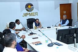 அனைத்து உயிரினங்கள் மீதும் கருணை காட்ட வேண்டும்: ஜிப்மரில் மத்திய அமைச்சா்
