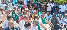 நீதிமன்ற உத்தரவின்படி அமராவதி அணையில் தண்ணீா் திறக்கக்கோரி விவசாயிகள் சாலை மறியல்: திமுக, அதிமுகவினரும் பங்கேற்பு; 150 போ் கைது