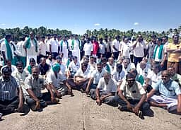 அமராவதி ஆற்றில் 3,000 கனஅடி தண்ணீா் திறக்கக் கோரி விவசாயிகள் சாலை மறியல்