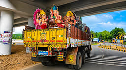 ஆந்திரத்தில் இருந்து விற்பனைக்கு வரும் விநாயகா் சிலைகள்