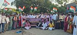 ராகுல் காந்திக்கு எதிராக பொய் வழக்கு: கடலூா், புதுச்சேரியில் காங்கிரஸ் ஆா்ப்பாட்டம்