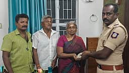 தவறவிட்ட 32 பவுன் நகை பையை மீட்டு உரியவரிடம் ஒப்படைத்த போலீஸாா்