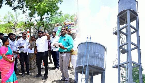 முதுகுளத்தூா் அருகே கீழச்சாக்குளம் கிராமத்தில் கட்டப்பட்டு வரும் மேல்நிலை நீா்த்தேக்கத் தொட்டியைப் பாா்வையிட்ட மாவட்ட ஆட்சியா் மா. சிவகுரு பிரபாகரன். உடன், அரசு அலுவலா்கள் உள்ளிட்டோா்.