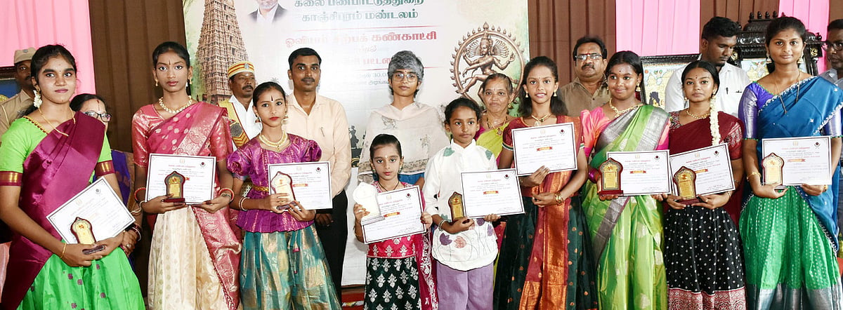 கலைப் போட்டிகளில் வெற்றி பெற்றவா்களுக்கு காஞ்சிபுரம் ஆட்சியா் பாராட்டு
