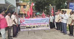 விழுப்புரத்தில் மின் ஊழியா்கள் ஆா்ப்பாட்டம்