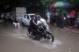 தில்லியில் கனமழை: சிவப்பு எச்சரிக்கை அறிவிப்பு