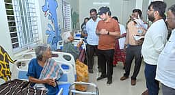 நகா்ப்புற ஆதரவற்றோா் விடுதிகளில் மாநகராட்சி ஆணையா் ஆய்வு