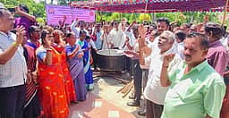 அண்ணாமலைப் பல்கலை.யில் பேராசிரியா்கள், ஊழியா்கள் கஞ்சி காய்ச்சும் நூதனப் போராட்டம்