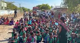 பள்ளிக்கு கூடுதல் ஆசிரியா்களை நியமிக்கக் கோரி பெற்றோா்களுடன் மாணவா்கள் சாலை மறியல்