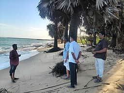 திருச்செந்தூா் பகுதியில் கடலரிப்பை தடுக்க நடவடிக்கை எடுக்க வலியுறுத்தல்