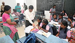கிணத்துக்கடவில் வளா்ச்சி திட்டப் பணி ஆய்வின்போது
அரசுப் பள்ளி மாணவிகளுக்கு வகுப்பெடுத்த ஆட்சியா்