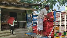 தேவையோ 784 டன்; வந்ததோ 20 டன் வெங்காயம் மட்டுமே:
கடலூா் மாவட்ட குடும்ப அட்டைதாரா்கள் அதிருப்தி
