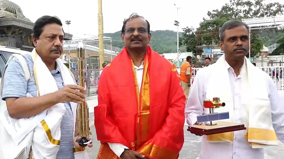 திருப்பதியில் ஜிஎஸ்எல்வி எஃப்-17 ராக்கெட் மாதிரி வைத்து இஸ்ரோ தலைவர் சிறப்பு பூஜை!