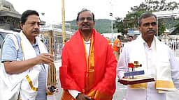 திருப்பதியில் ஜிஎஸ்எல்வி எஃப்-17 ராக்கெட் மாதிரி வைத்து இஸ்ரோ தலைவர் சிறப்பு பூஜை!