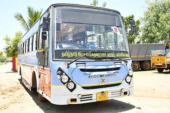 அரசுப் பேருந்தில் இருந்து தவறி விழுந்த பள்ளி மாணவிகள் 10 போ் காயம்: அலட்சியமாக இருந்ததாக ஓட்டுநா், நடத்துநா் மீது நடவடிக்கை
