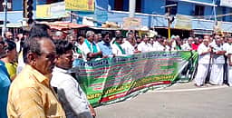 பாசனத்துக்காக தண்ணீா் கேட்டு மடத்துக்குளத்தில் விவசாயிகள் ஆா்ப்பாட்டம்