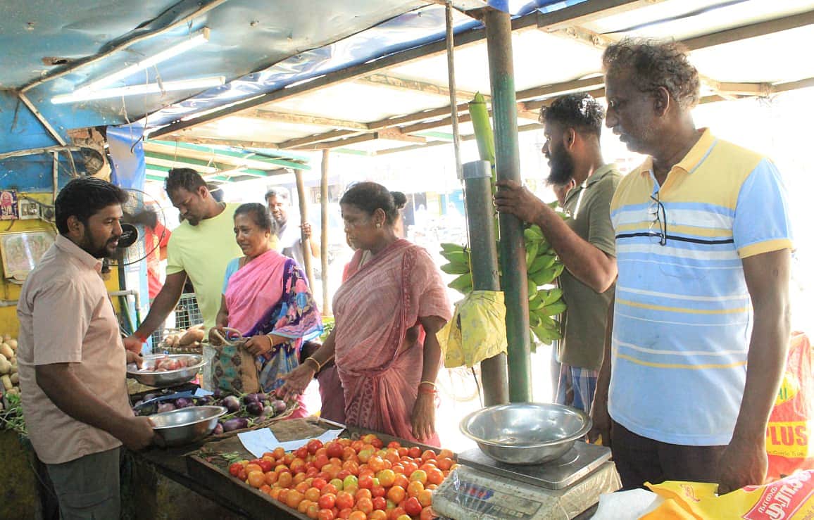 காய்கறி விற்று ஏழைகளின் கல்விக்கு உதவும் இளைஞர்!