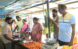 காய்கறி விற்று ஏழைகளின் கல்விக்கு உதவும் இளைஞர்!