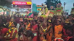 கமுதி ஆதிபராசக்தி கோயிலில் 
1008 கஞ்சிக் கலைய ஊா்வலம்
