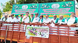 கோபியில் பாண்டியாறு - மாயாறு இணைப்புத் திட்டத்தை செயல்படுத்த கோரி விவசாயிகள் ஆா்ப்பாட்டம்