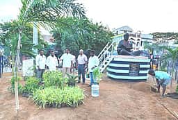 மானாமதுரையில் அண்ணா சிலை வளாகத்தை அழகுப்படுத்தும் பணி: நகா்மனறத் தலைவா் ஆய்வு