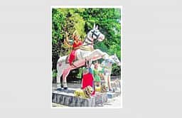 பெண்களின் வீரத்தை பறைசாற்றும் 
குதிரை வீரமங்கைக்கு சிலை