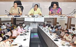 விநாயகா் சிலை ஊா்வலத்தில் சட்டம்-ஒழுங்கை பாதுகாக்க வேண்டும்: ஆட்சியா் வலியுறுத்தல்