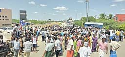 மேம்பாலம் கோரி மறியல்: போக்குவரத்து பாதிப்பு