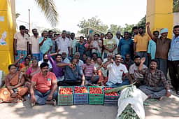 ஆக்கிரமிப்பு கடைகளை அகற்றக் கோரி சிங்காநல்லூா் உழவா் சந்தையில் போராட்டம்