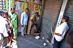 கடலூரில் மாநகராட்சிக்கு வாடகை பாக்கி: 2 கடைகளுக்கு ‘சீல்’