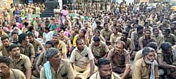 மேற்பாா்வையாளரை தாக்கிய இளைஞரைக் கைது செய்யக்கோரி தூய்மைப் பணியாளா்கள் போராட்டம்